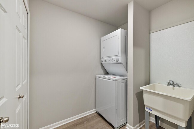 Building Photo - 28280 Delano Dr