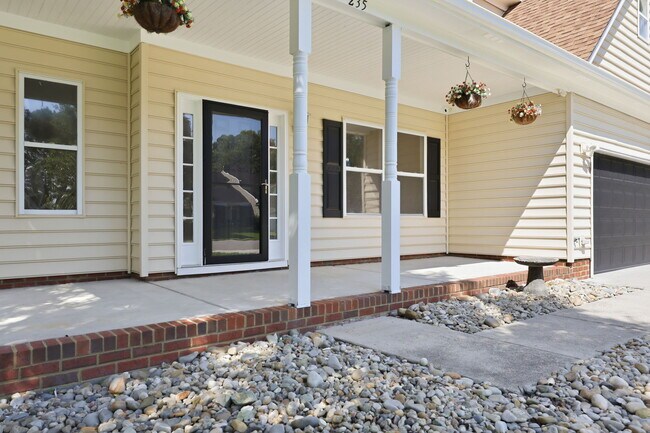 Building Photo - 235 Green View Rd
