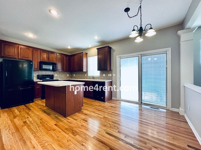Building Photo - Wood Floors, Open Layout, Plenty of Natura...