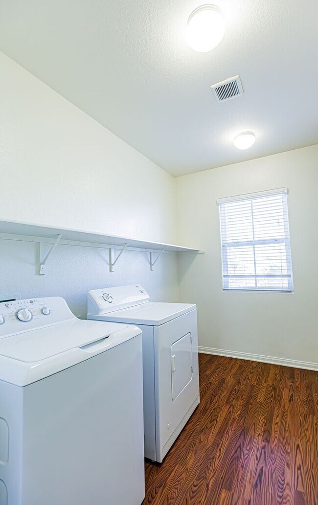 Building Photo - Beautiful 2 story Home