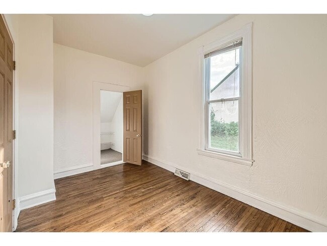 Building Photo - 528 20th Ave NE