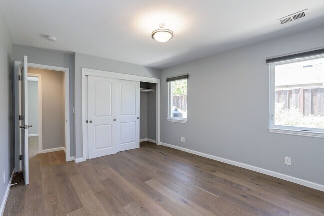 Building Photo - 4 Bed / 2 Bath Updated Redwood City Home w...