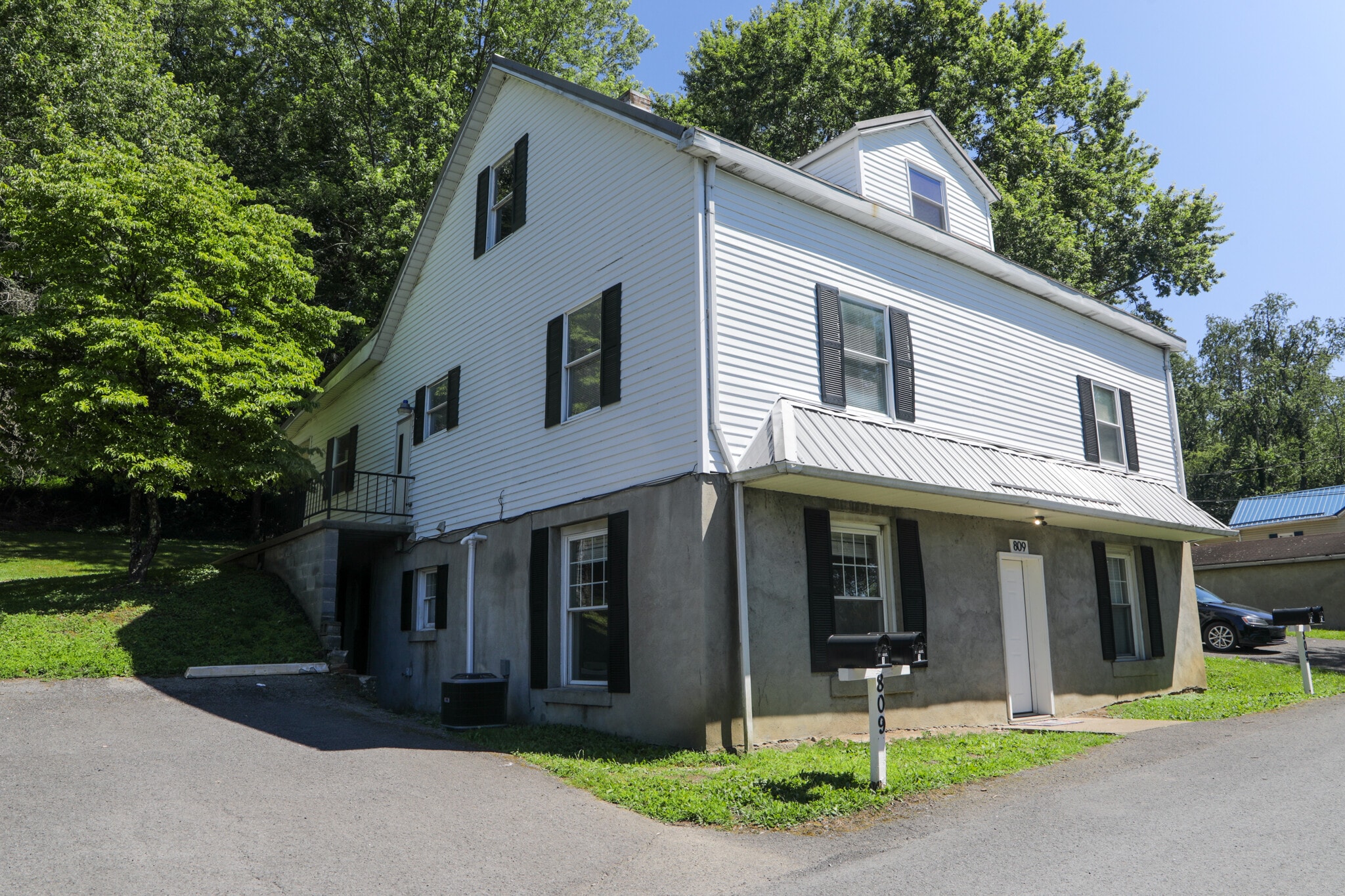 Building Photo - 809 Diamond Ct
