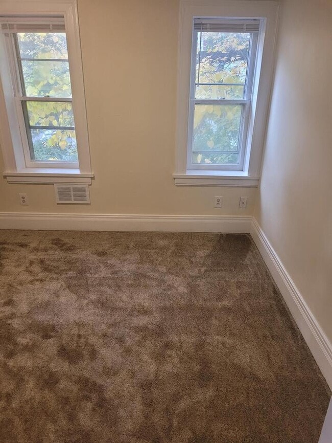 Building Photo - Perfect For Student Housing! 4 Bedroom Hou...