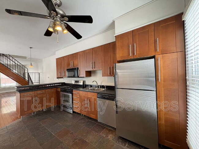 Building Photo - 1820 E 12th St