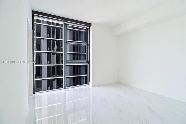 Building Photo - 700 NE 24th St