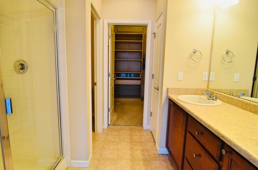 Walk-thru closet in primary - 5580 W 72nd Ave