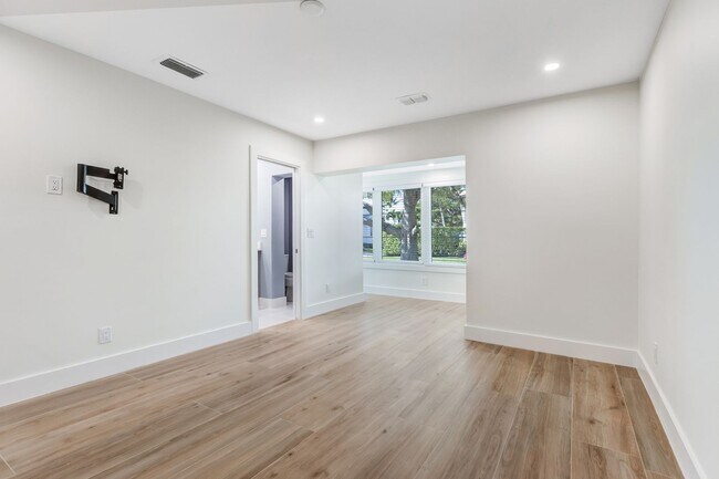 Building Photo - ** OLDE NAPLES ** 2 BED / 2 BATH - COMPLETELY REMODELED - PET OK! - ANNUAL RENTAL