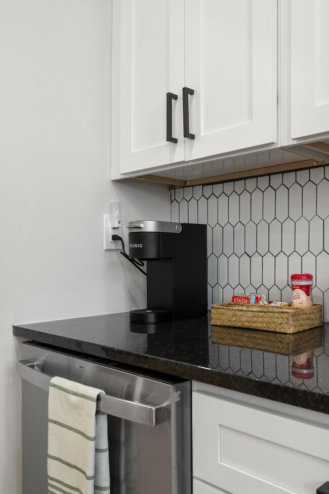 Building Photo - Luxurious 3-Bedroom Townhome in Point Breeze! Available NOW!