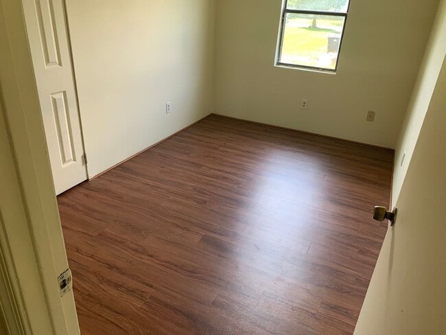 Building Photo - Quaint home located in City Limits