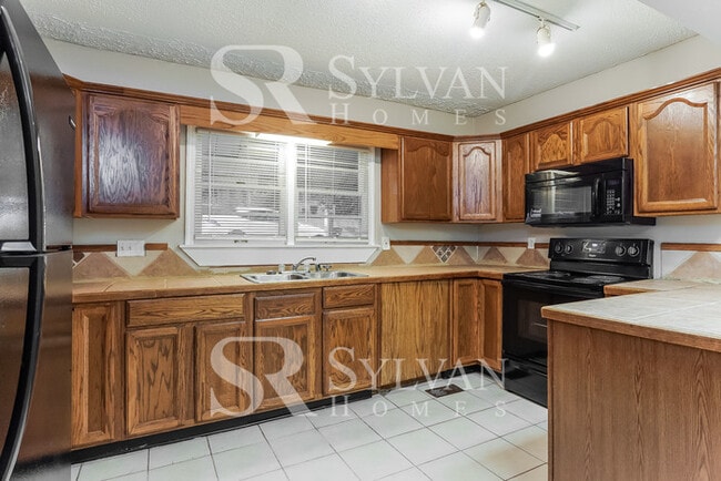 Building Photo - Cute, cozy and comfortable 3 BR, 2 BA home