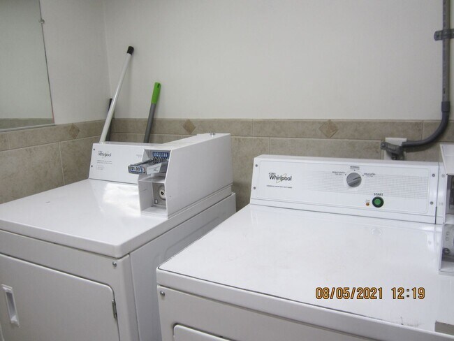Building Photo - 2 br, 1 bath House - 4314 UNIVERSITY AVE #8