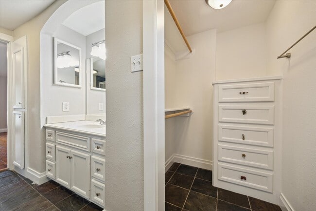 Building Photo - 409 Pecore St