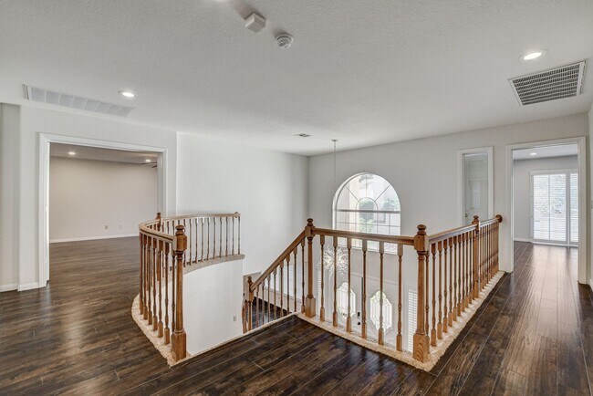 Building Photo - Stunning 5 bedroom home in The Lakes!