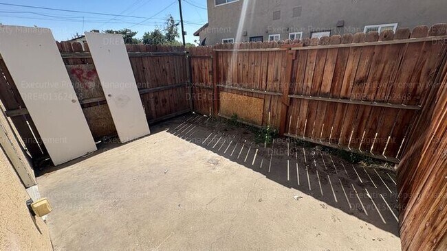 Building Photo - 2 bedroom 1.5 bathroom townhouse located in East Bakersfield Move In Special on Approved Credit