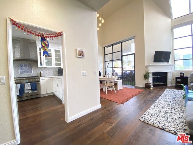 Building Photo - 11636 Montana Ave