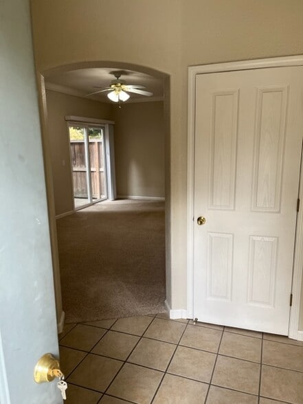 Entry - 1600 Park Ln