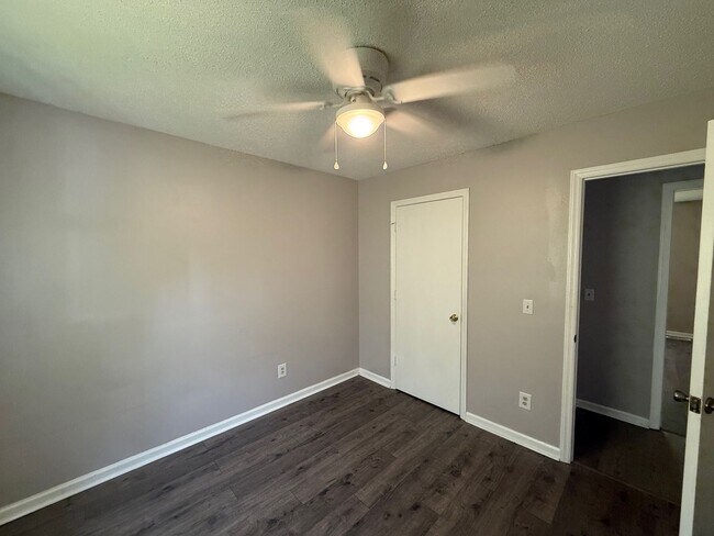 Building Photo - School St