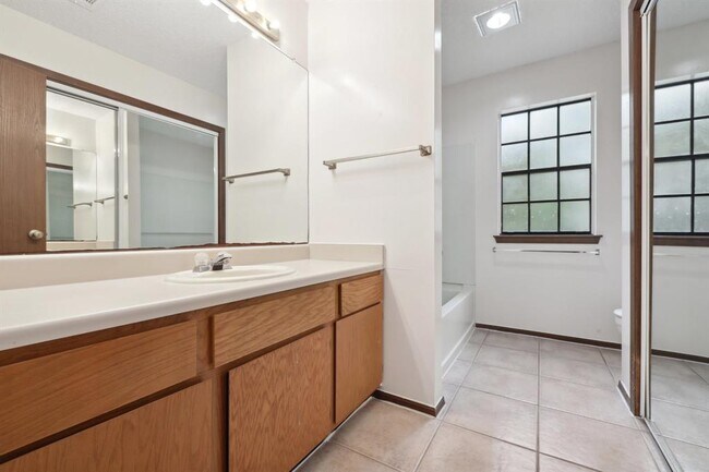 Building Photo - 2621 Garrettson Dr