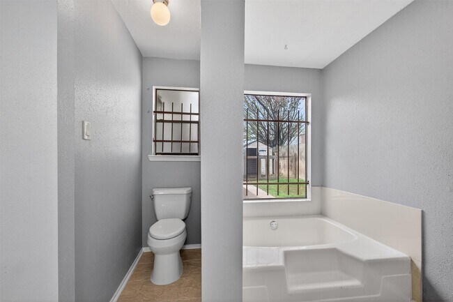 Building Photo - 6110 Gallant Forest Dr