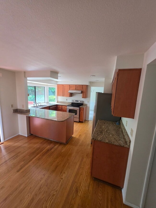 Building Photo - Lovely 4 bedroom Somerset Home in Private Wooded Setting