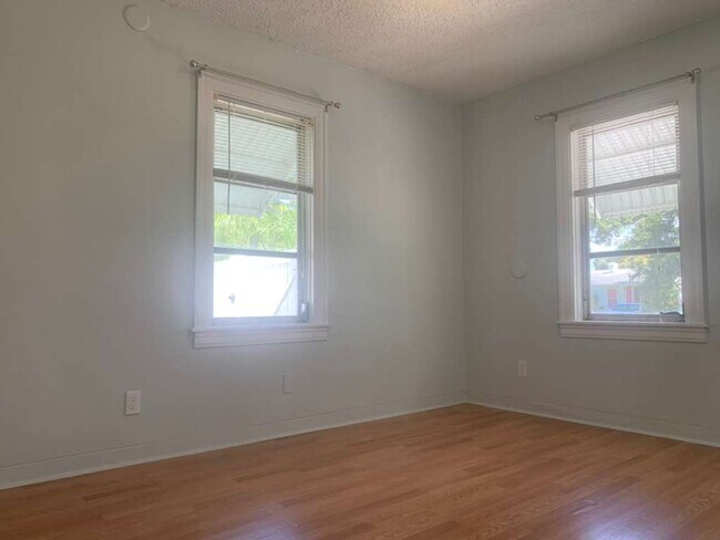 Building Photo - Charming 2 Bedroom 1 Bath in Central Gulfport