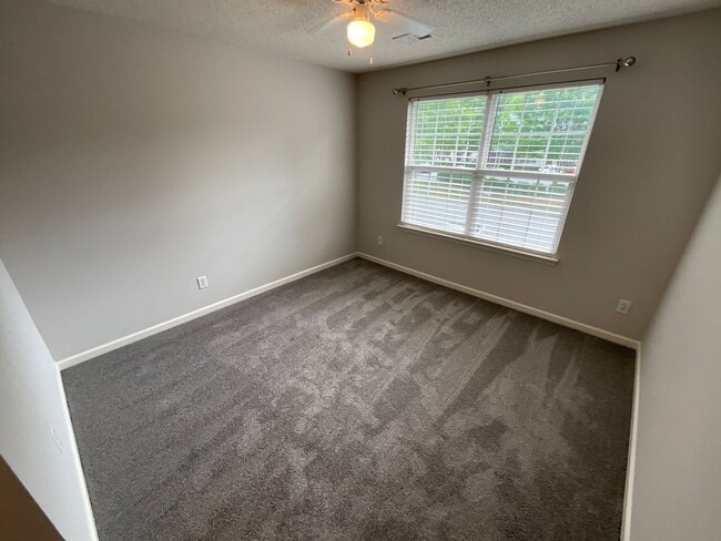 Building Photo - Charming 3 bdrm/ 2.5 bthrm End Unit Townhome!