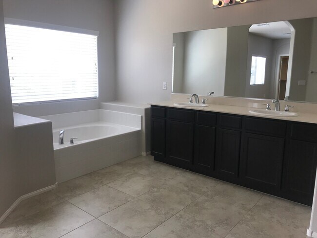 Building Photo - Beautiful DR Horton Home in Centennial Hil...