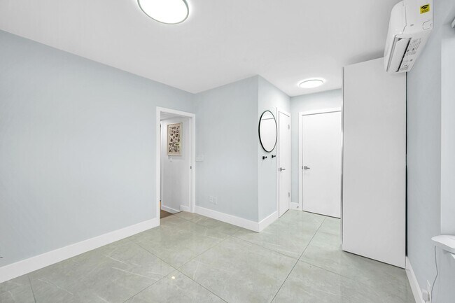 Building Photo - 828 NE 17th Way