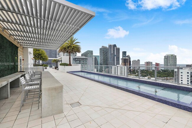 Building Photo - 1010 SW 2nd Ave