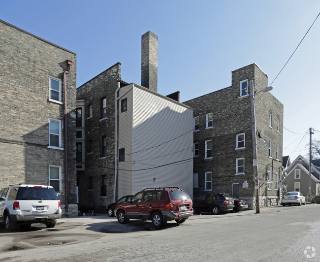Building Photo - 1919-1933 W Kilbourn Ave