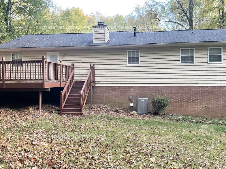 Building Photo - 3345 Holliglen Dr
