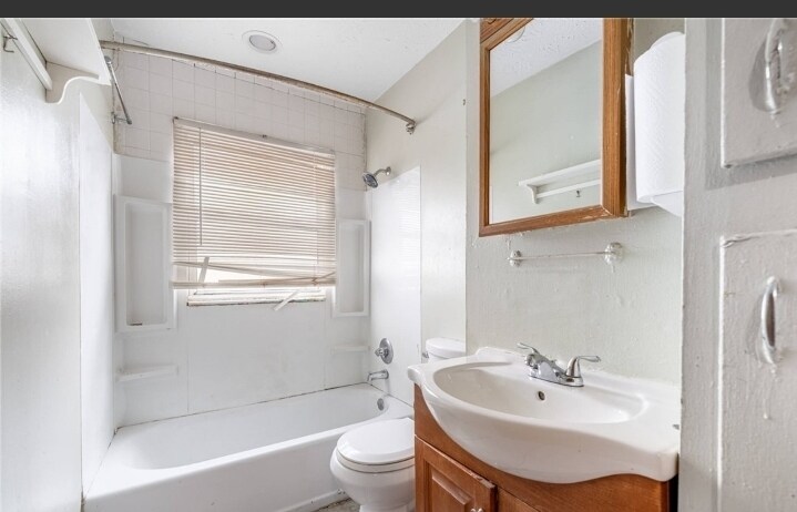 Bath room - 3592 Roejack Dr