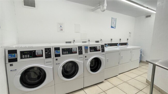 Building Photo - 800 Parkview Dr