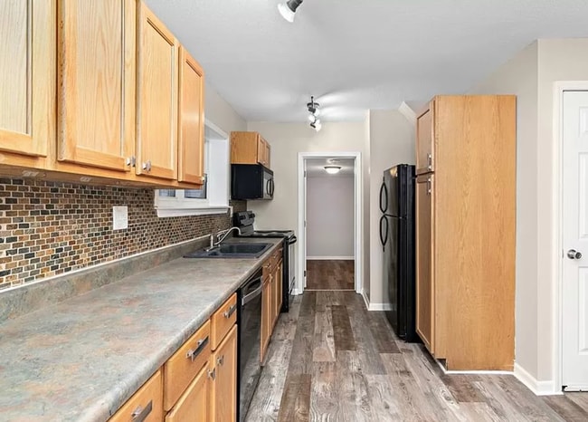 Building Photo - 3 Bedroom With Office And Fenced Yard