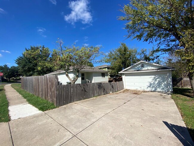 Building Photo - 11901 Briarcreek Loop