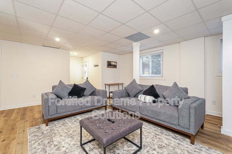 Building Photo - 2422 Queen St