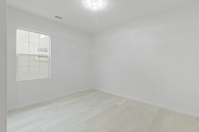 Building Photo - 3511 Pear Ct