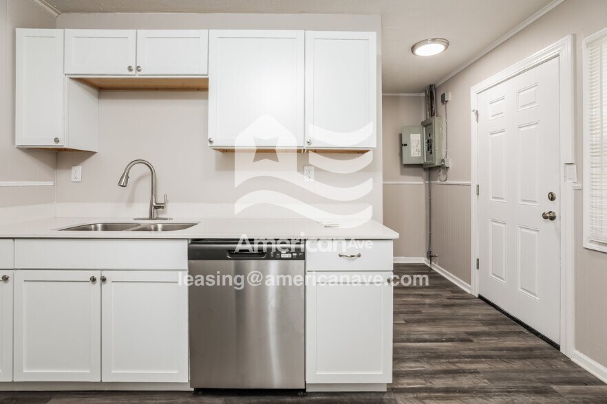 Building Photo - 4522 Riverside Dr