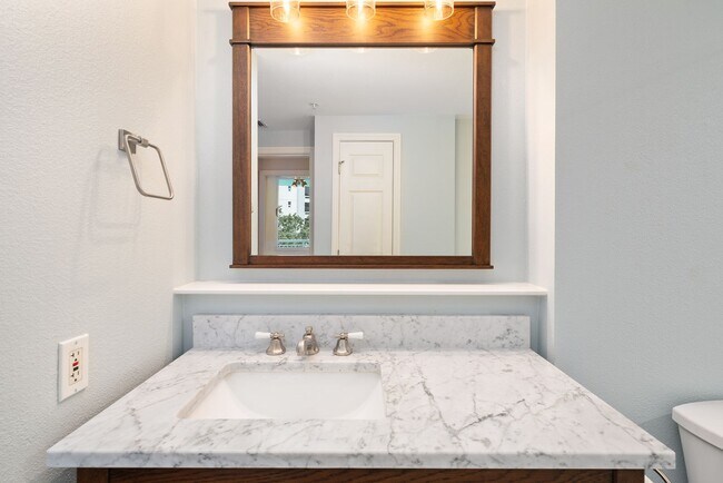 Building Photo - Downtown Orlando One Bedroom with Lake Eola View * * Modernized Waverly Condo