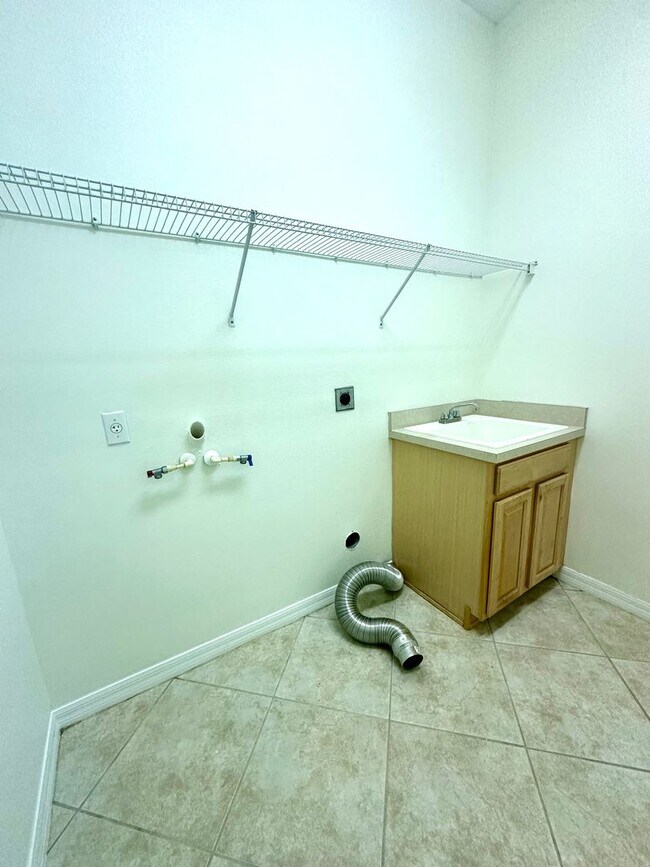 Building Photo - 4/2 Windermere Home Located in Providence