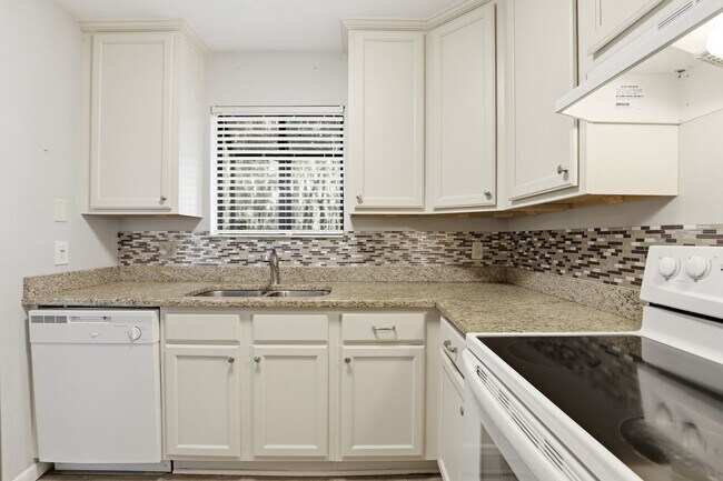 Building Photo - Southfork Oaks Condo