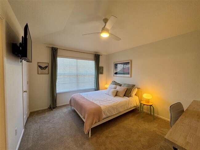 Building Photo - 16100 S Great Oaks Dr