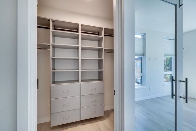 Building Photo - Luxury Capitol Hill Townhome Available Now!