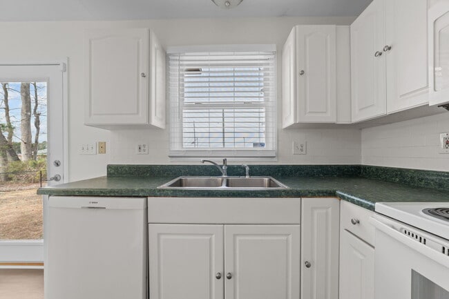 Building Photo - 340 Circle Dr