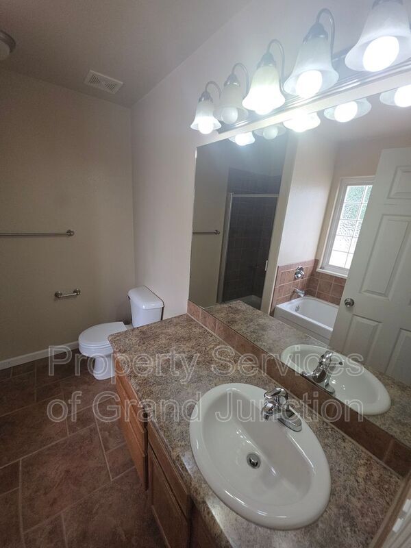 Building Photo - 3018 Oakwood Dr