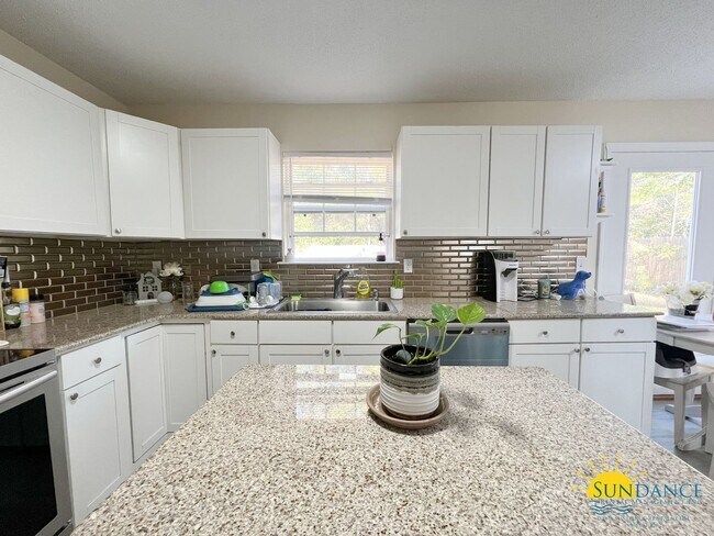 Building Photo - Custom upgrades in this beautiful Crestview home!