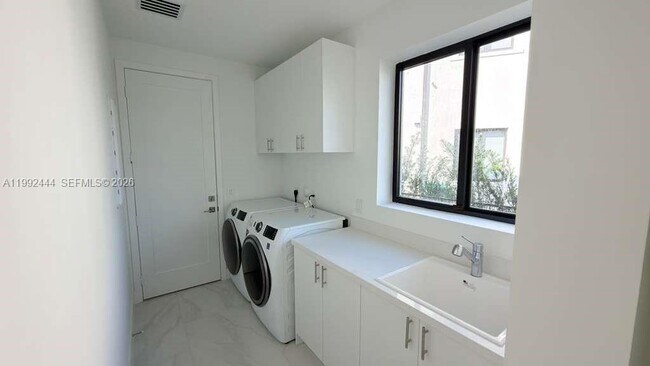 Building Photo - 19708 NE 14th Ave