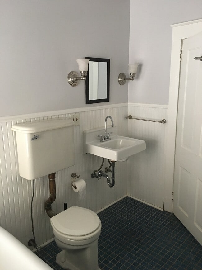 Building Photo - 1211 23rd Ave NE