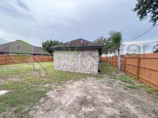 Building Photo - Beautiful 3b /2 bath home in McAllen